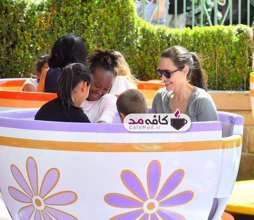 آنجلینا جولی و فرزندانش در Disneyland