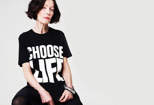 کاترین همنت طراح بریتانیایی تیشرت‌های نوشته‌دار