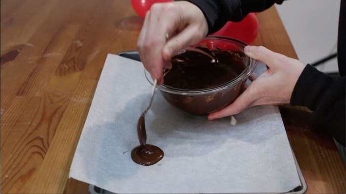 درست کردن کاسه های شکلاتی با بادکنک