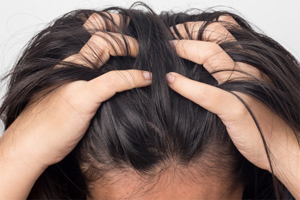 5 نشانه ای که می گویند در شستن موهایتان زیاده روی می کنید