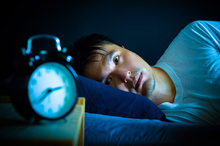 با کم خوابی چه اتفاقی برای بدنتان رخ می‌دهد؟