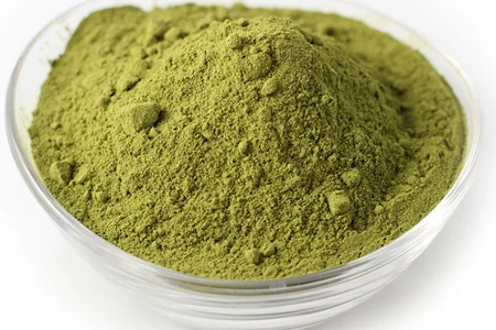 استفاده از حنای بی رنگ برای تقویت مو 2