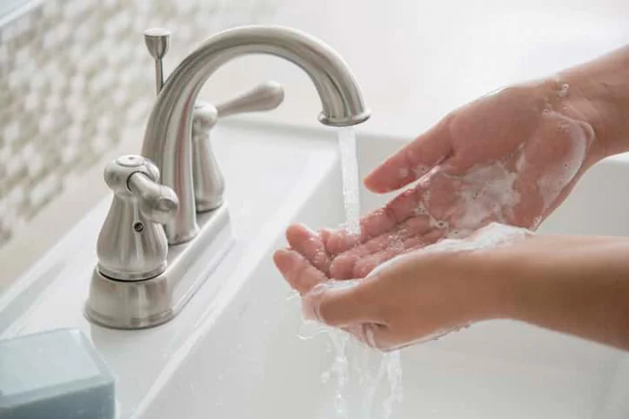 چگونه با داشتن لنز آرایش کنیم؟