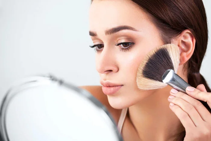 چگونه با داشتن لنز آرایش کنیم؟