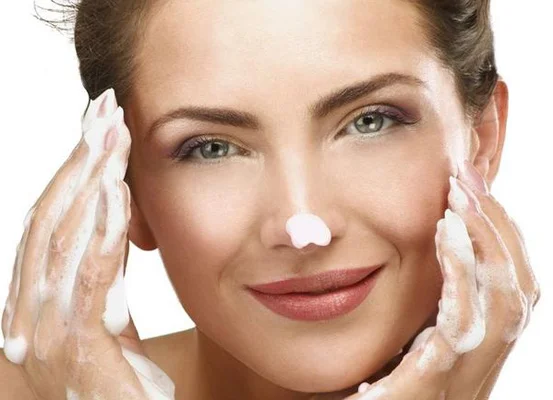 روش صحیح پاک کردن آرایش از صورت