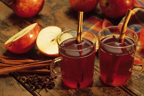 طرز تهیه‌ی دمنوش سیب و دارچین