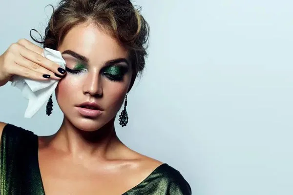 روش‌های طبیعی برای پاک کردن آرایش صورت و چشم