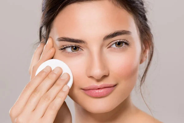 روش‌های طبیعی برای پاک کردن آرایش صورت و چشم
