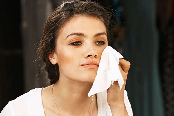 روش‌های طبیعی برای پاک کردن آرایش صورت و چشم