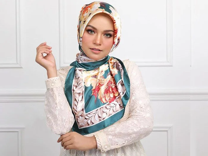 روسری ساتن خود را زیباتر ببندید