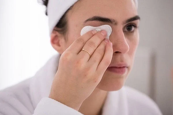 نحوه صحیح شستشوی صورت آرایش شده