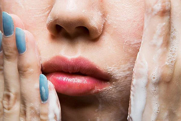نحوه صحیح شستشوی صورت آرایش شده